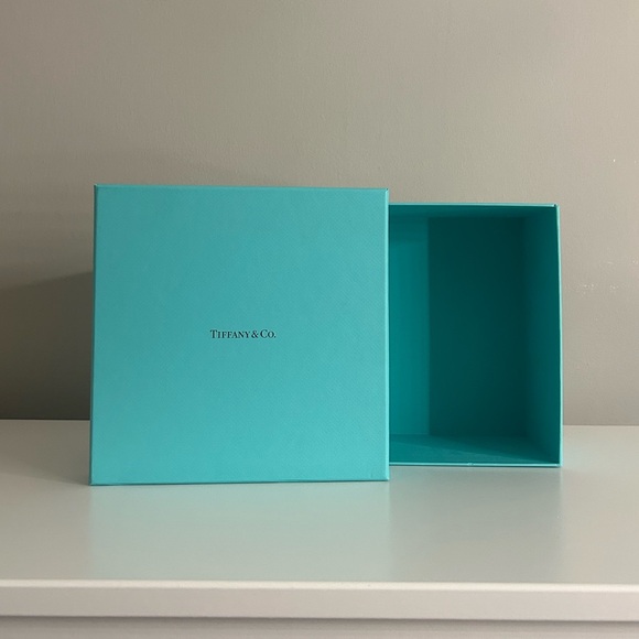 Tiffany & Co. Turquoise Box - Picture 2 of 3